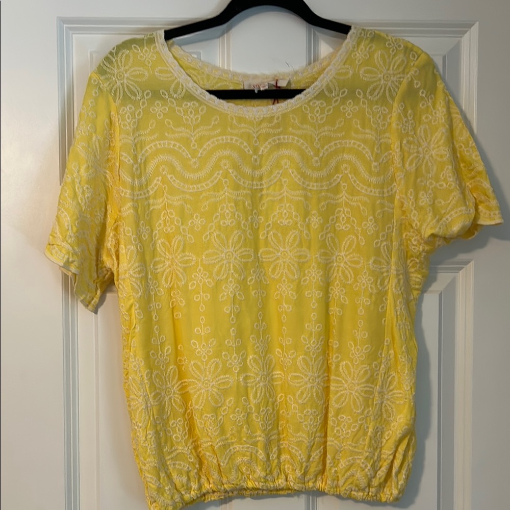 Yellow embroidered short sleeve shirt with elastic waist.